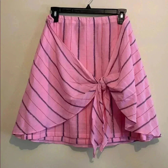 Anthropologie brand holding horses. - Picture 2 of 6